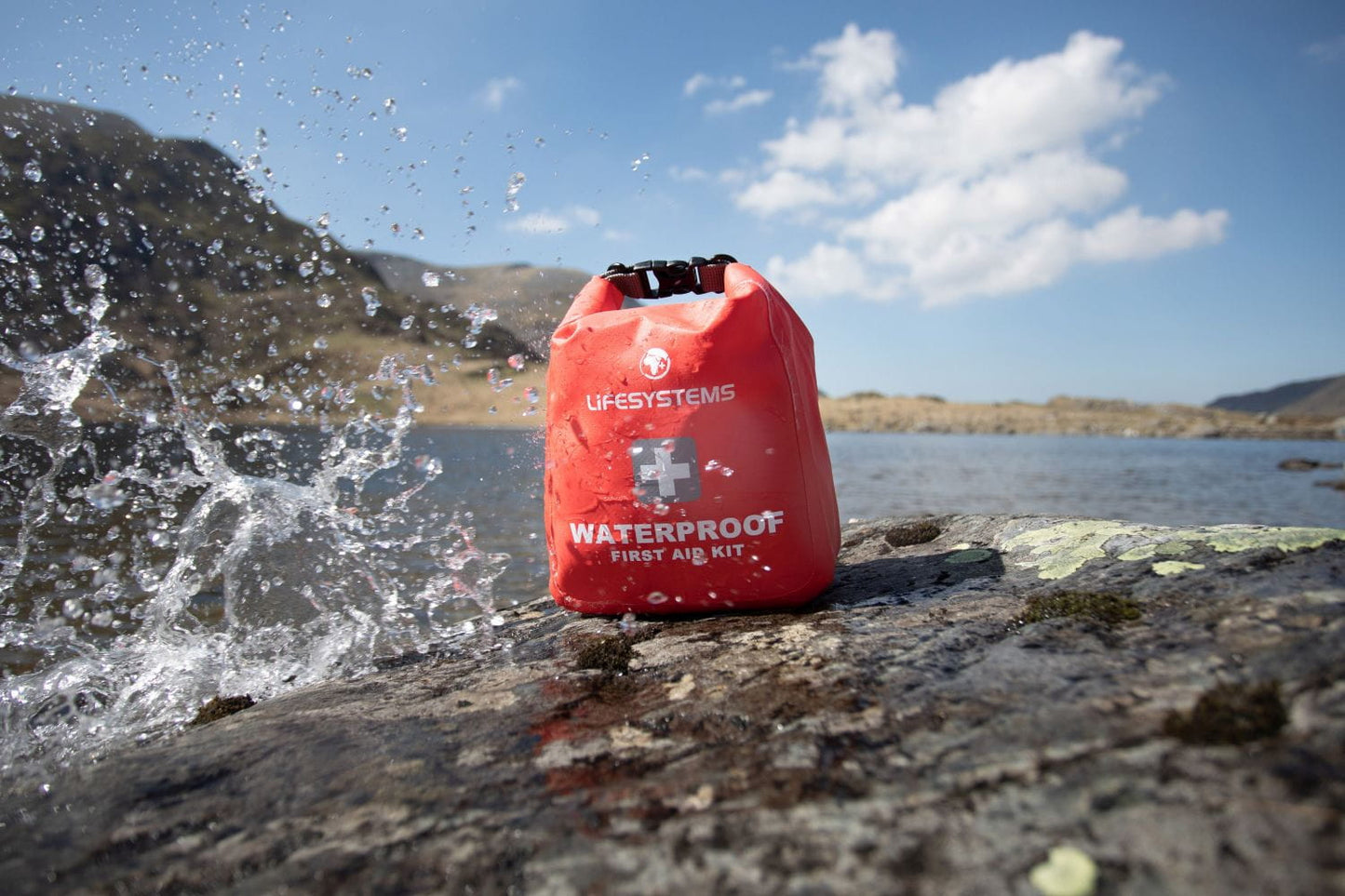 Lifesystems Waterproof First Aid Kit - Wasserdichtes Erste-Hilfe-Set | 32 Artikel | 500g